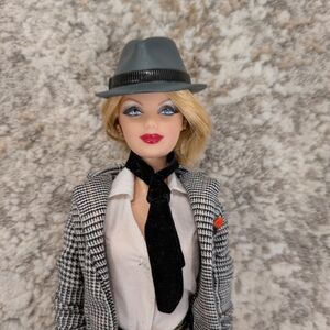 COLLECTOR Barbie Sinatra Pink Label Doll + Stand